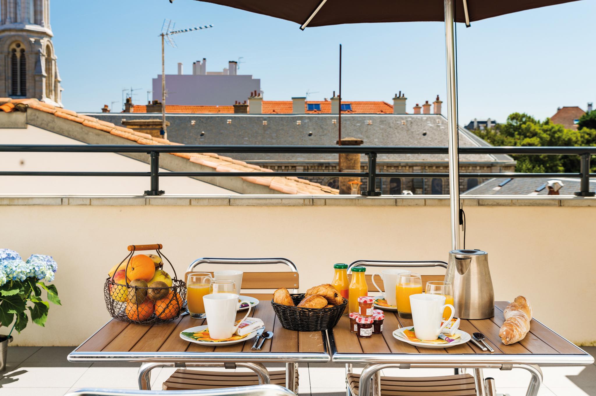 Lagrange Vacances Les Patios Eugenie Aparthotel Biarritz Exterior photo